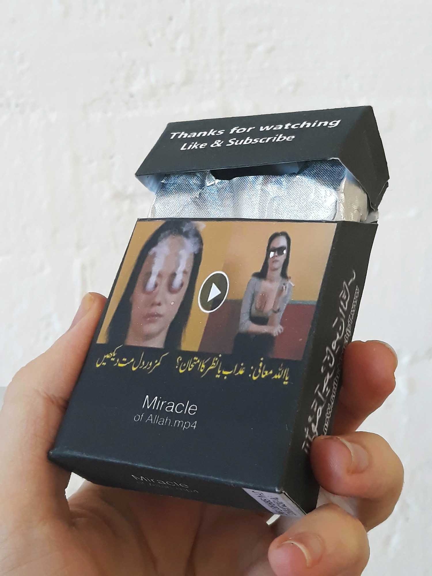 (détail de l'installation)
boîte de cigarette factice
2,5 x 5,5 x 9 cm